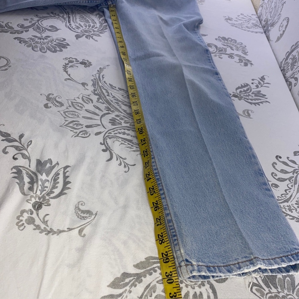 Vintage Levis 550 Relaxed Jeans
Light Blue Faded Denim
Made‎ USA 90s - Picture 12 of 14